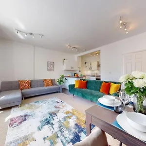  Apartment Centre - 2 Bed Apartment- Free Parking & Netflix